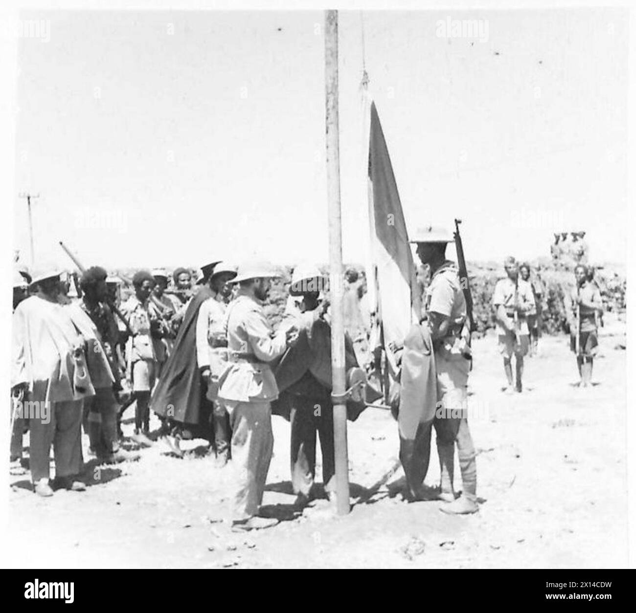 Der Kaiser von Abessinien betritt das Fort Debra Marcos und hisst nach seiner Ankunft die Nationalflagge. Stockfoto
