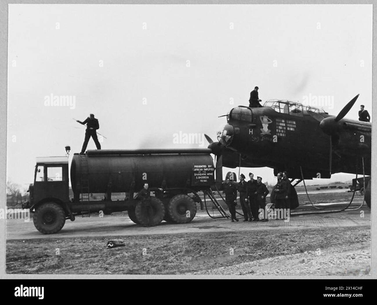 Der Benzinbowser „Shabani Mine“ betankt einen schweren Bomber der Rhodesian Squadron der Royal Air Force, 1945. Stockfoto