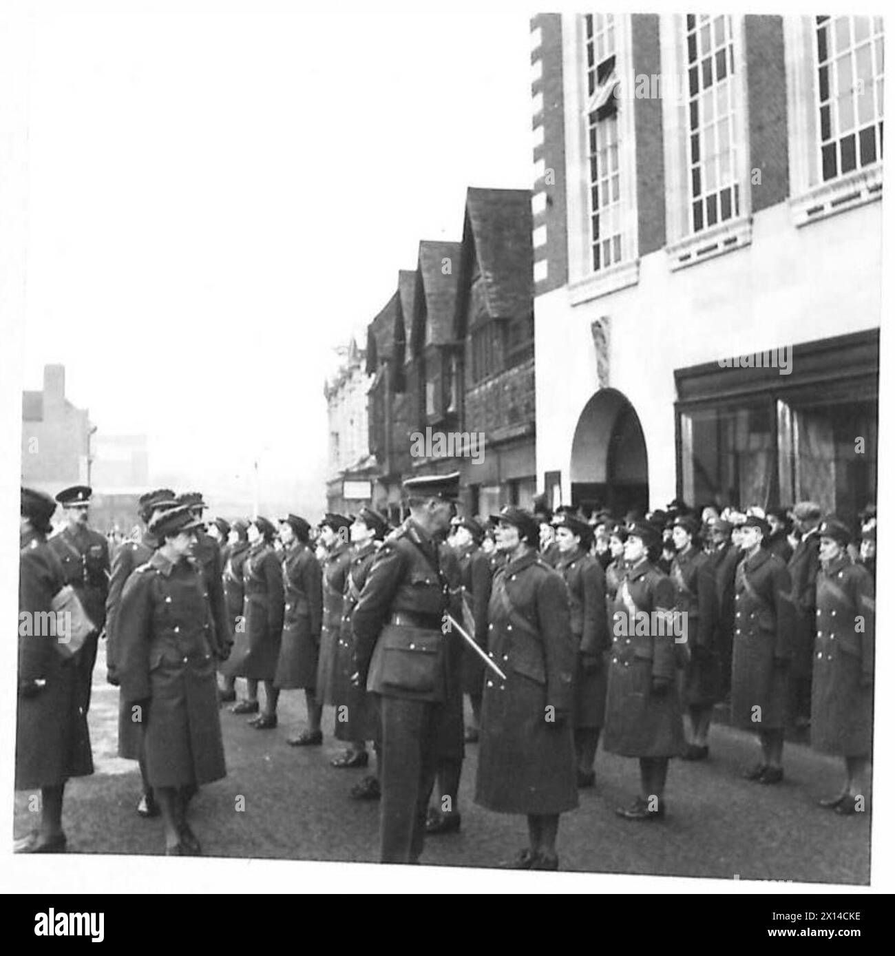 Generalleutnant Sir Bertram Sergison-Brooke inspiziert ATS-Rekruten auf einer Parade während eines Rekrutierungsverfahrens in Kingston-on-Thames unter der britischen Armee. Stockfoto