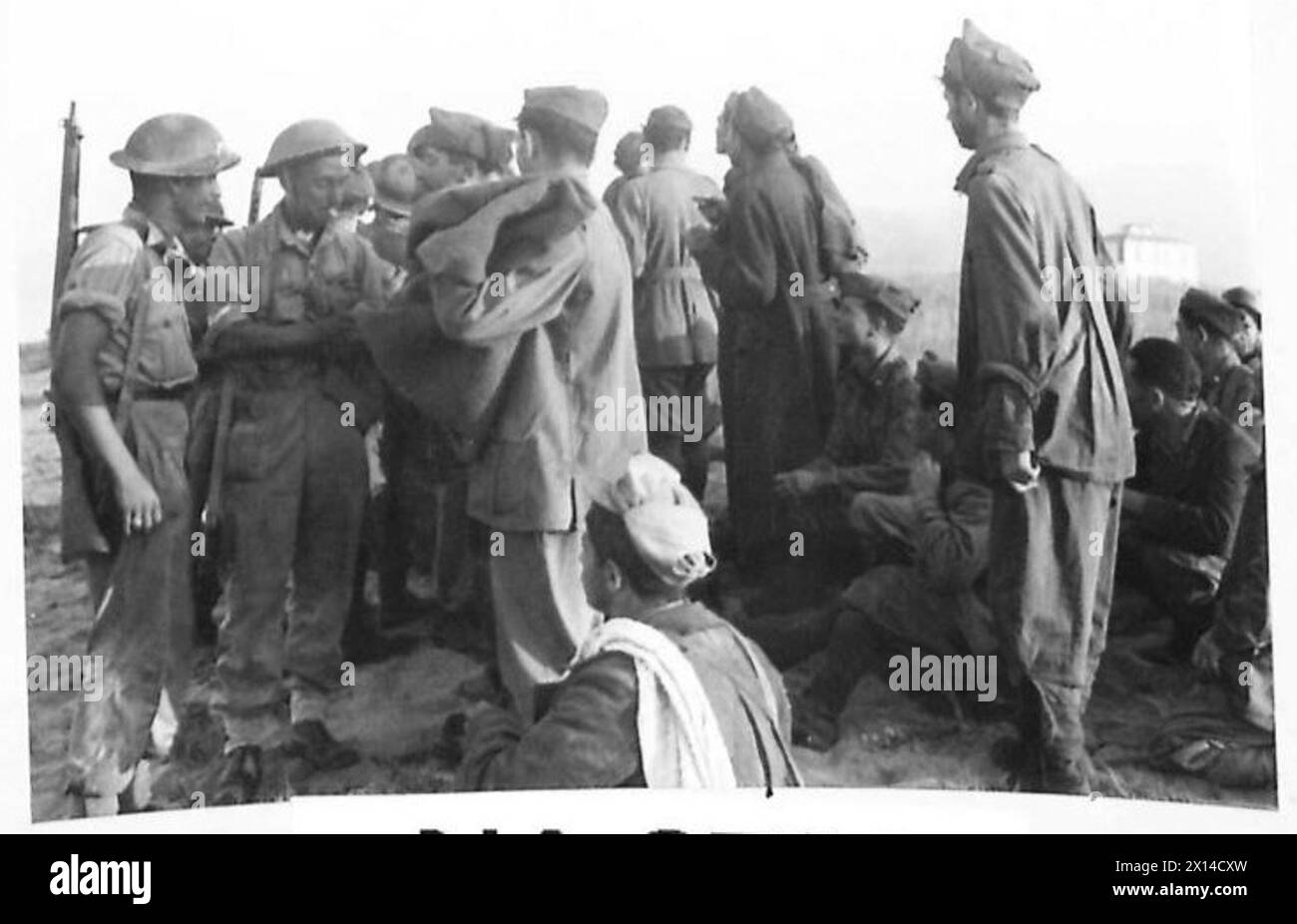 INVASION ITALIENS : GEBIET NEAPEL DIE FÜNFTE ARMEE LANDET IN DER BUCHT VON SALERNO - erste Gefangene kommen am Strand an, britische Armee Stockfoto