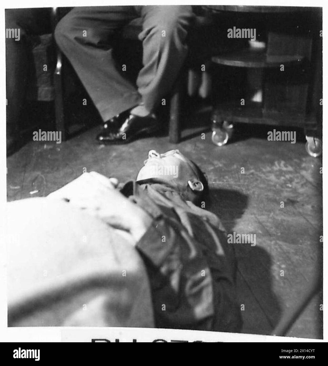 Die Leiche Heinrich Himmlers, teilweise mit einer Decke bedeckt, ist im 2. Heeresquartier in Lüneburg unter der britischen 21. Heeresgruppe dokumentiert. Stockfoto Die Leiche Heinrich Himmlers, teilweise mit einer Decke bedeckt, ist im 2. Heeresquartier in Lüneburg unter der britischen 21. Heeresgruppe dokumentiert. Stockfoto