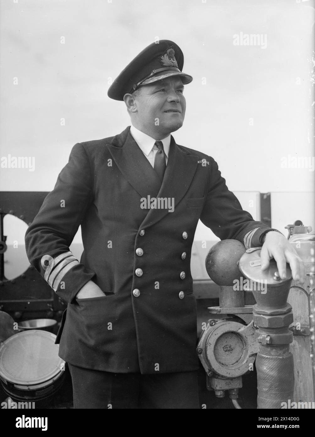 DIE SCHLACHT AM ATLANTIK 1939-1945 – britische Persönlichkeiten: Kommandant Donald MacIntyre DSO DSC RN, der am 16. März 1941 zwei der führenden deutschen U-Boot-Asse, Otto Kretschmer und Joachim Schepkle, versenkt hatte. Foto auf der Brücke der HMS HESPERUS bei Liverpool MacIntyre, Donald George Frederick Wyville, Royal Navy, HMS Hesperus, Destroyer, (1939) Stockfoto