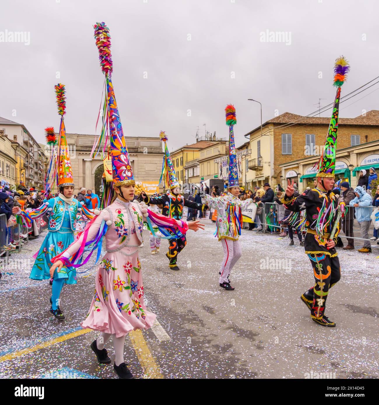 Crema, Italien - 26. Februar 2023: Karnevalsparade mit Tänzern in Kostümen und Menschenmenge in Crema, Lombardei, Norditalien Stockfoto