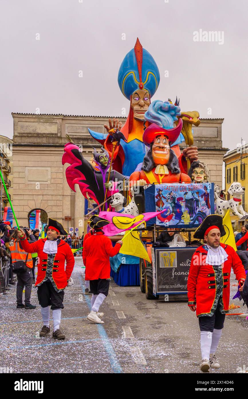 Crema, Italien - 26. Februar 2023: Karnevalsparade mit allegorischem Figurenwagen und Menschenmenge in Crema, Lombardei, Norditalien Stockfoto