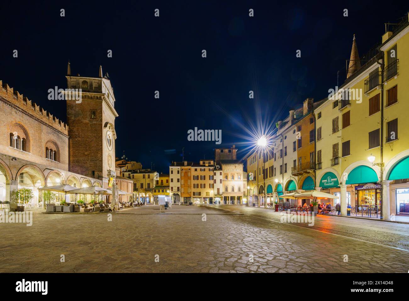 Mantua, Italien - 26. Februar 2023: Abendlicher Blick auf die Piazza delle Erbe mit lokalen Denkmälern und Geschäften in Mantua (Mantova), Lombardei, Nord Stockfoto
