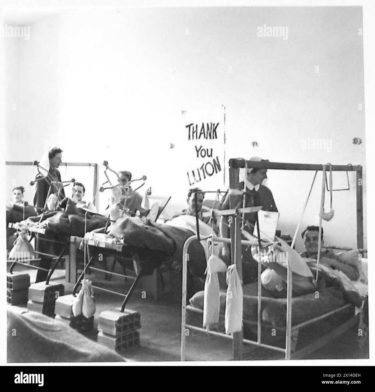 Die Mitarbeiter eines britischen General Hospital in Luton zeigen Plakate, die ihre Wertschätzung für die Unterstützung vor Ort im Inneren des B Ward zum Ausdruck bringen. Stockfoto