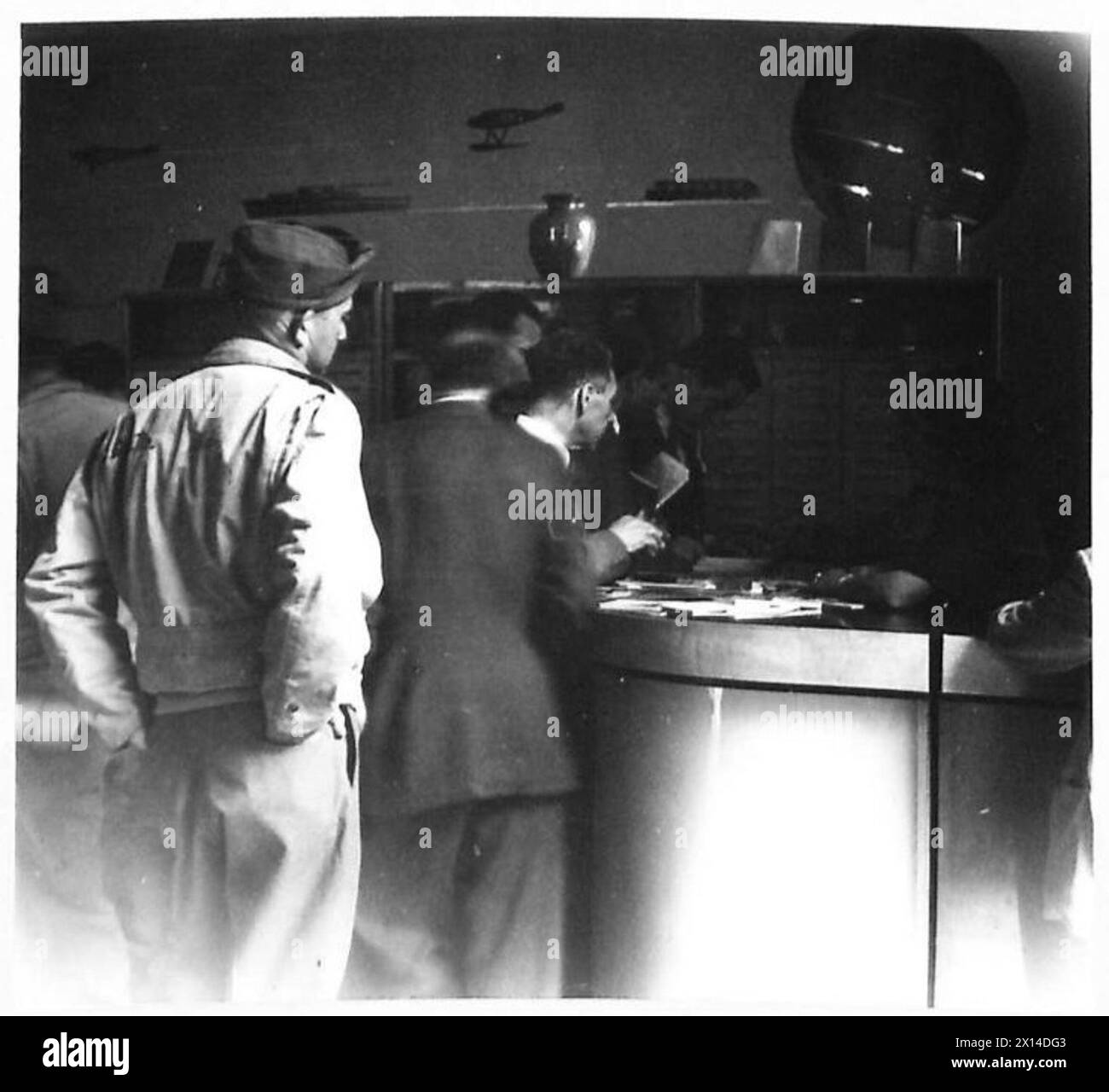 Innenansicht des P.W.B.-Büros in Rom, mit Schreibtischen, Ausrüstung und Personal bei militärischen Nachrichtenoperationen. Stockfoto