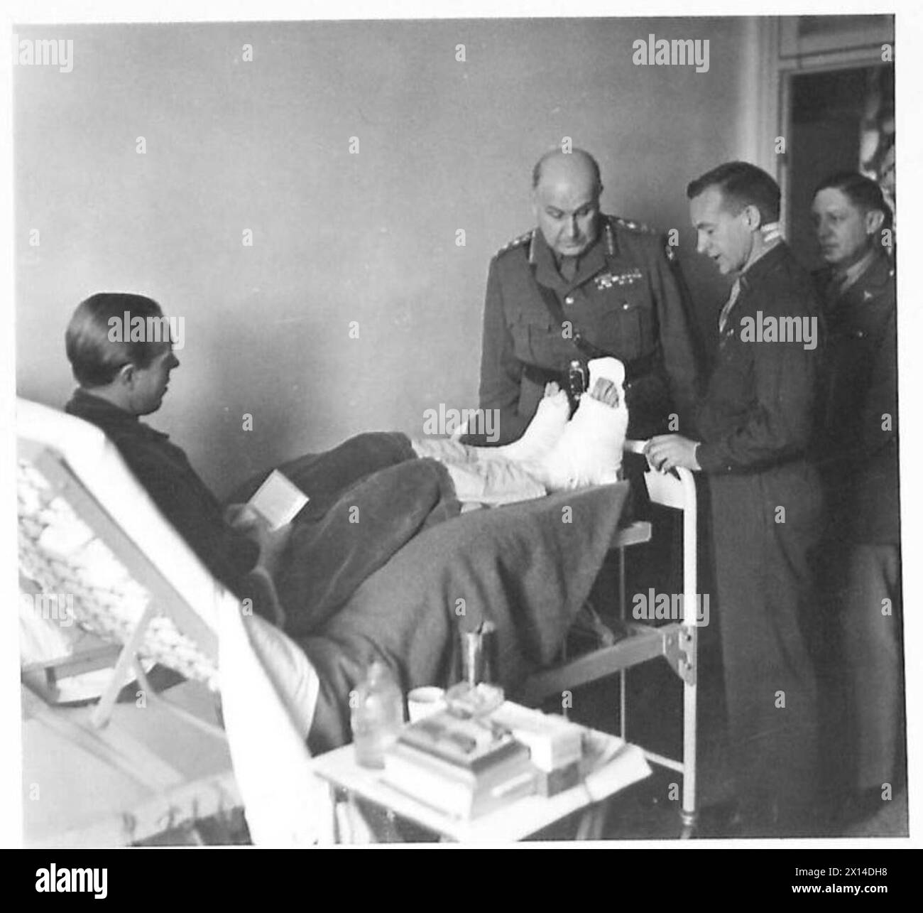 Der Oberbefehlshaber besucht ein amerikanisches Krankenhaus in Kalifornien und spricht mit Huston Hill von der US Navy während einer Inspektion der britischen Armee. Stockfoto