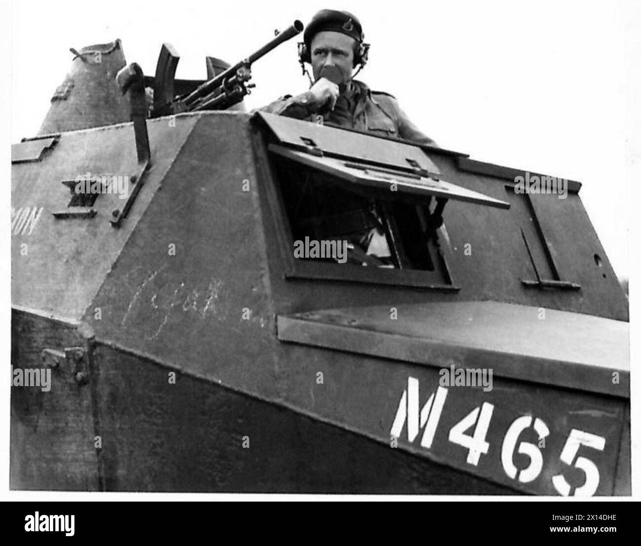 Ein Anführer der Geschwader eines Aufklärungsregiments gibt während der Operationen der britischen Armee Befehle aus. Stockfoto