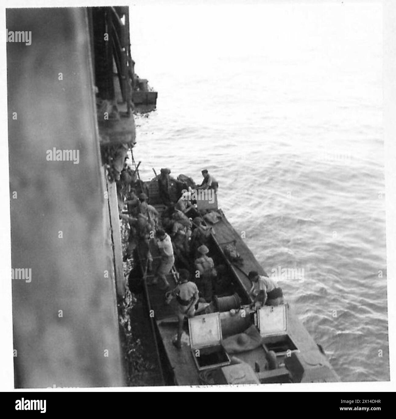Während der Invasion Siziliens werden die Truppen von der H.M.S. Dunera aus mit Angriffsbooten auf die amphibischen Operationen vorbereitet. Stockfoto