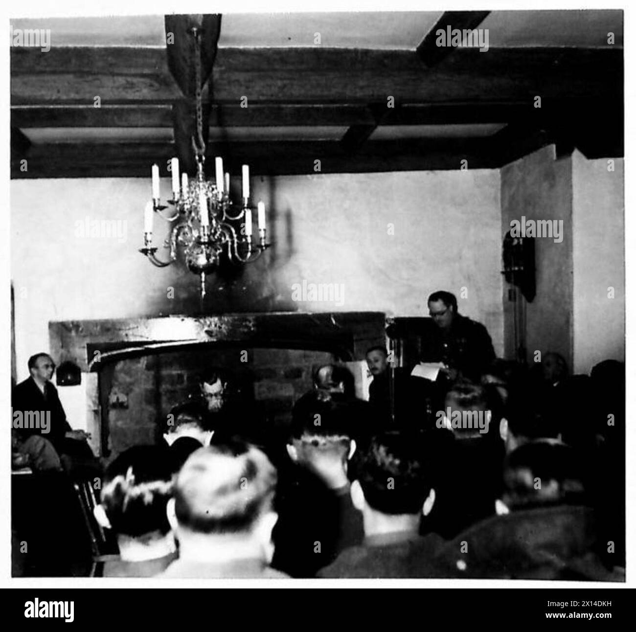 Earl Spencer, Vorsitzender des Sulgrave Manor Board, hält eine Willkommensrede für britische und amerikanische Truppen während eines Treffens unter der britischen Armee. Stockfoto