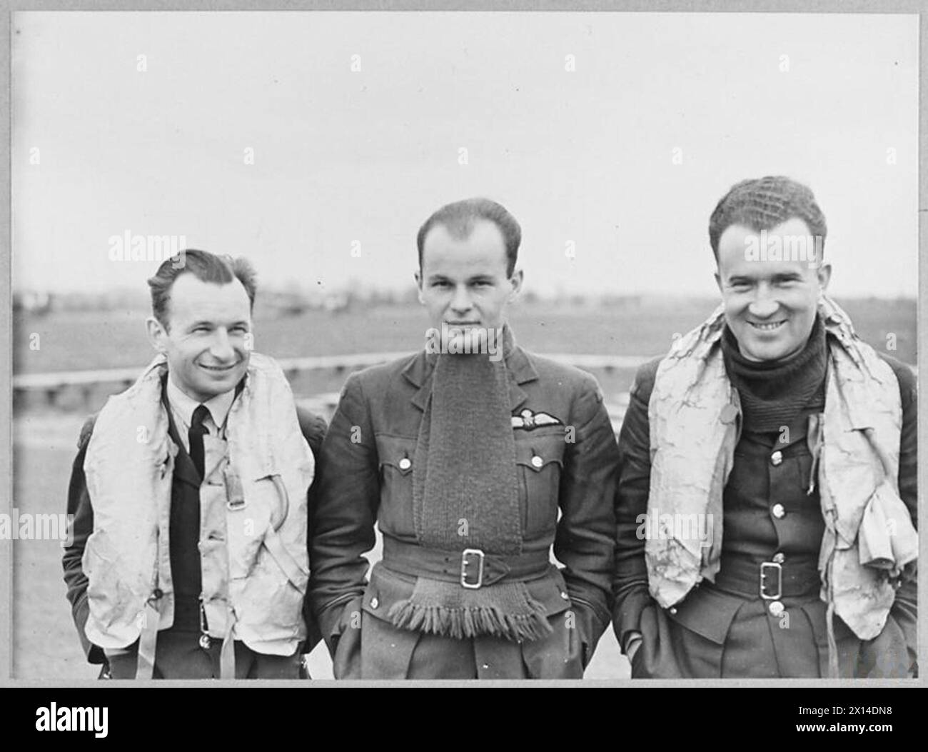 DIE POLNISCHE LUFTWAFFE IN GROSSBRITANNIEN, 1940-1947 - Pilot Gustaw Radwański, Pilot Officer Mirosław Orzechowski und Pilot Officer Marian Wesołowski der No. 56 Jagdgeschwader RAF (alle ursprünglich von der polnischen Luftwaffe) bei der RAF North Weald, 24. Mai 1941 Royal Air Force, Royal Air Force, Royal Air Force, Royal Air Force Regiment, Sqdn, 56, Polnische Luftwaffe, Radwański, Gustaw Marian, Orzechowski, Mirosław, Wesołowski, Marian Jan Stockfoto