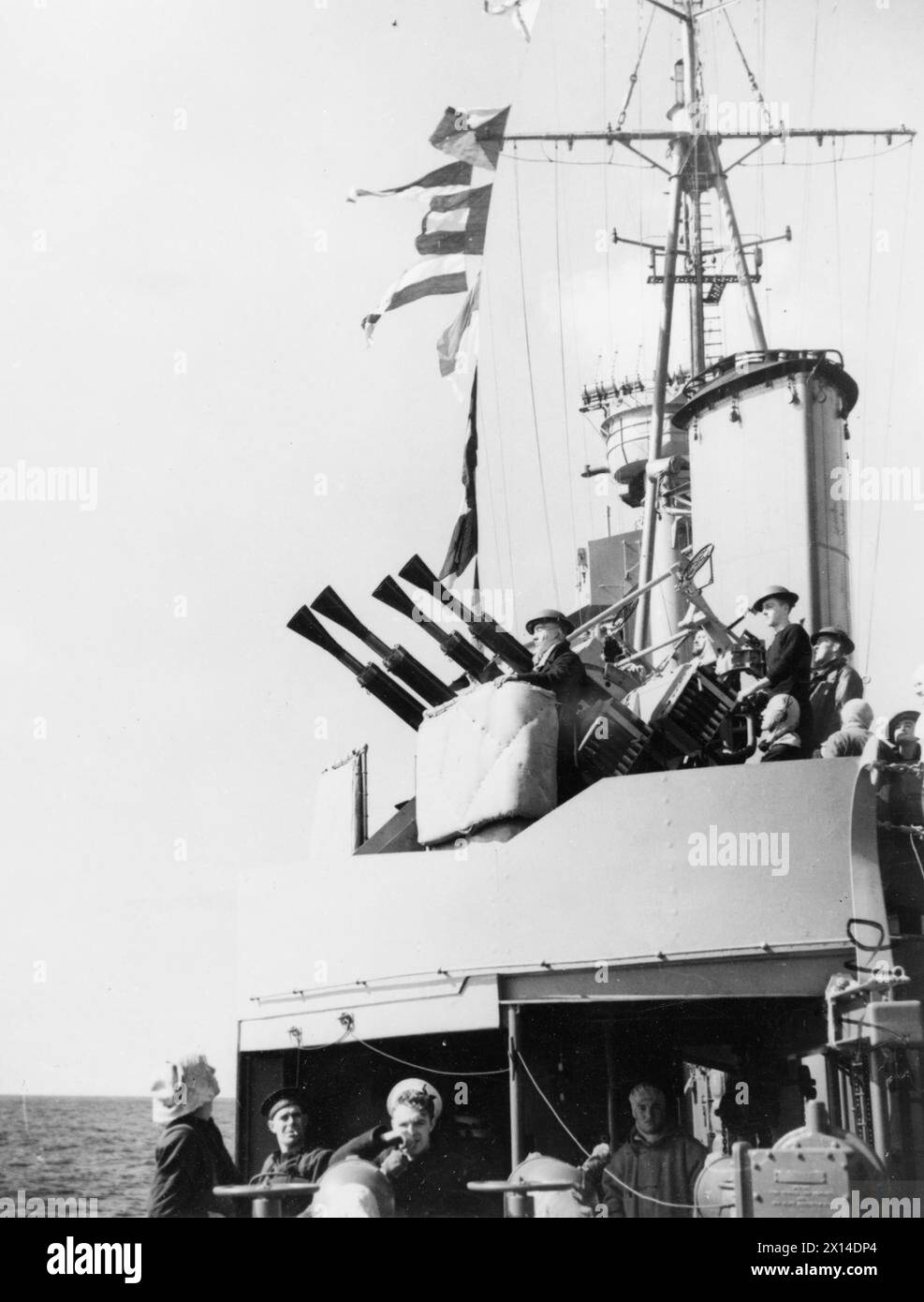 Vom 14. Bis 15. Februar begleitete die HMS Dido drei Handelsschiffe von Alexandria nach Malta, mit einer Bommelpistole an den Aktionsstationen, die eine Anti-Flash-Ausrüstung trugen. Stockfoto