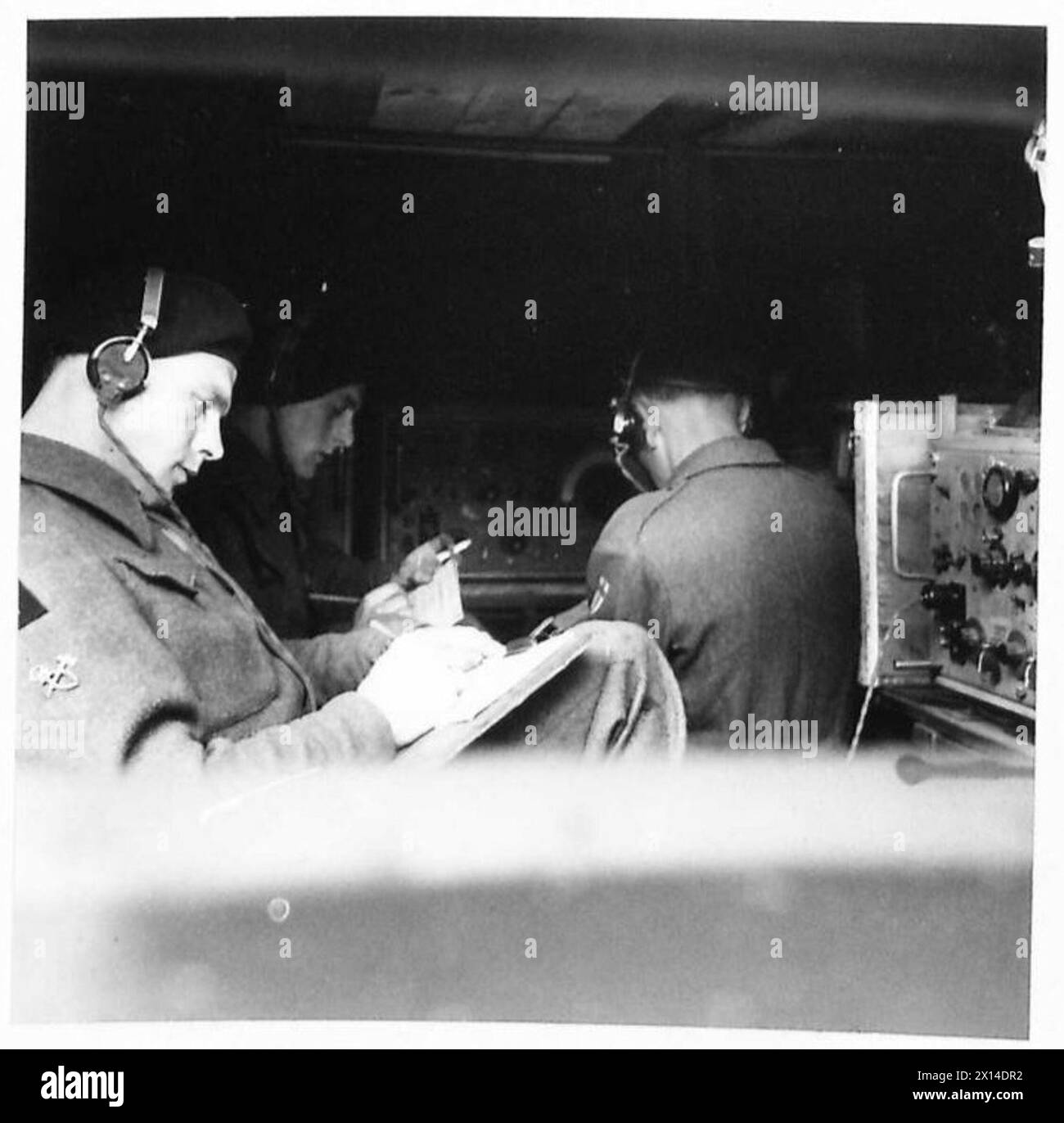 Ein Scout-Wagen namens Phantom zeigt seinen Innenraum mit drahtloser Ausrüstung, während Codierungsstab während der Operationen der britischen Armee arbeitet. Stockfoto