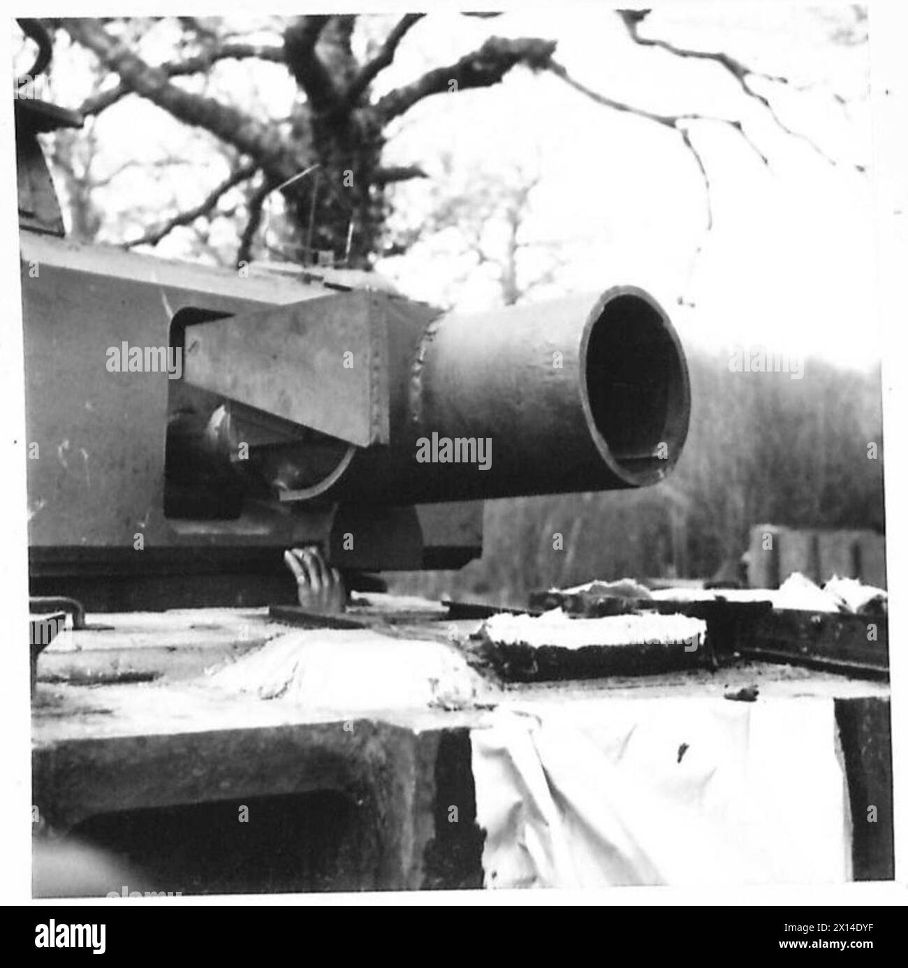 VORBEREITUNGEN FÜR DIE ZWEITE FRONT - Churchill-Panzer für die 79. Geschwader R.es. 3. Division sind mit einer Geheimwaffe, dem Petard Spigot Mörser, ausgestattet. Es ist wie ein großer PIAT und feuert eine 40 Pfund schwere Bombe ab. Fotogs zeigen verschiedene Ansichten von Pistole und Bombe, wie die Pistole aus dem Cockpit geladen wird und auch Bombe in Position British Army Stockfoto