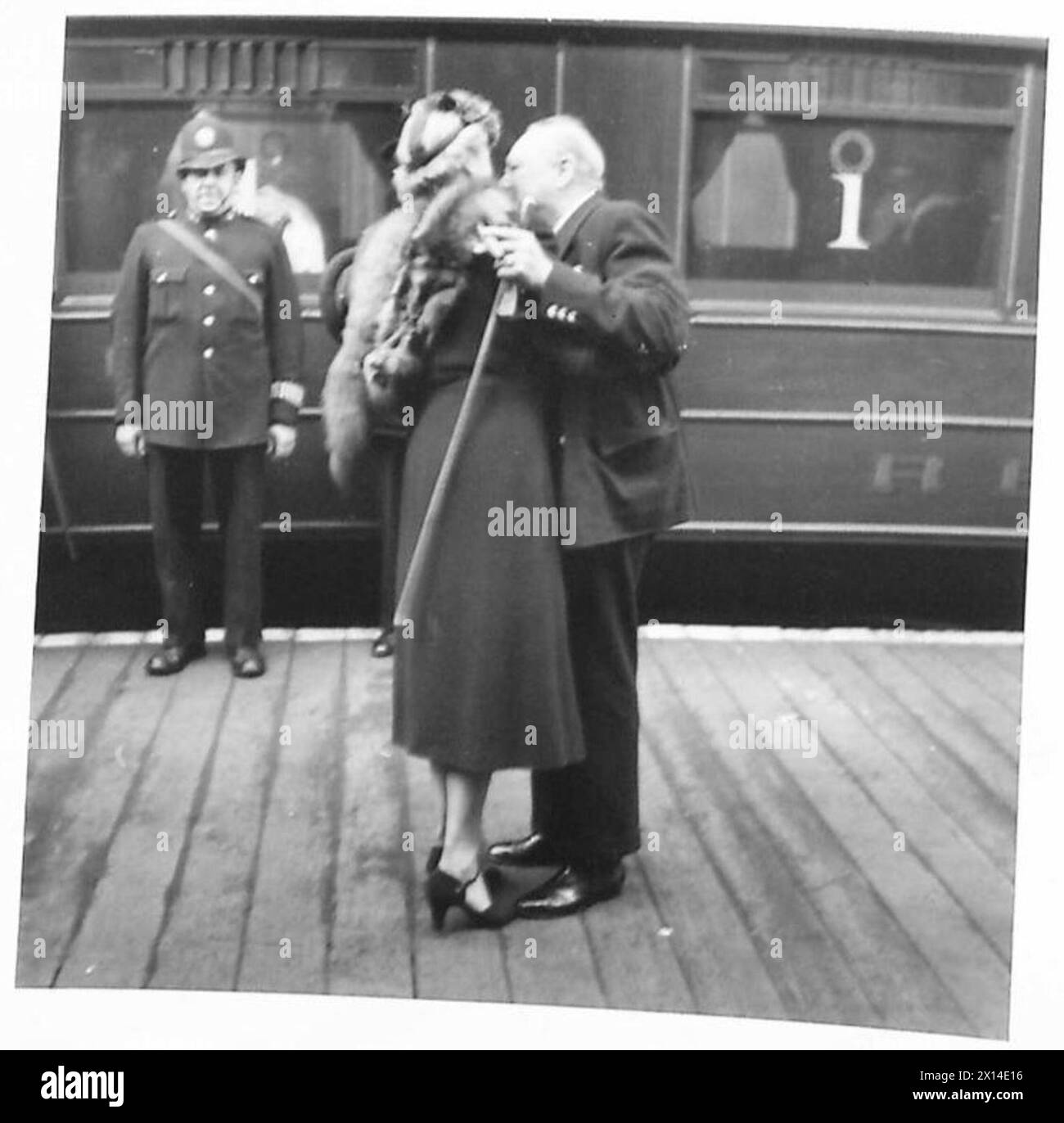 Der Premierminister wird von Mrs. Churchill begrüßt, als er nach London zurückkehrt. Stockfoto