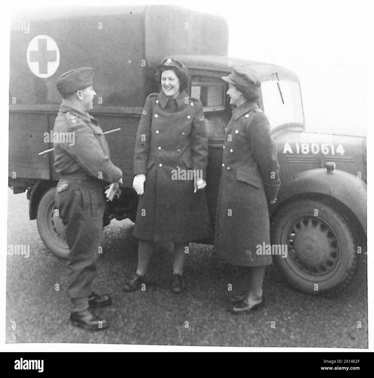 Margaret Johnson spricht mit einem Offizier der Armee und einem Offizier der ATS in ihrem Lager. Stockfoto