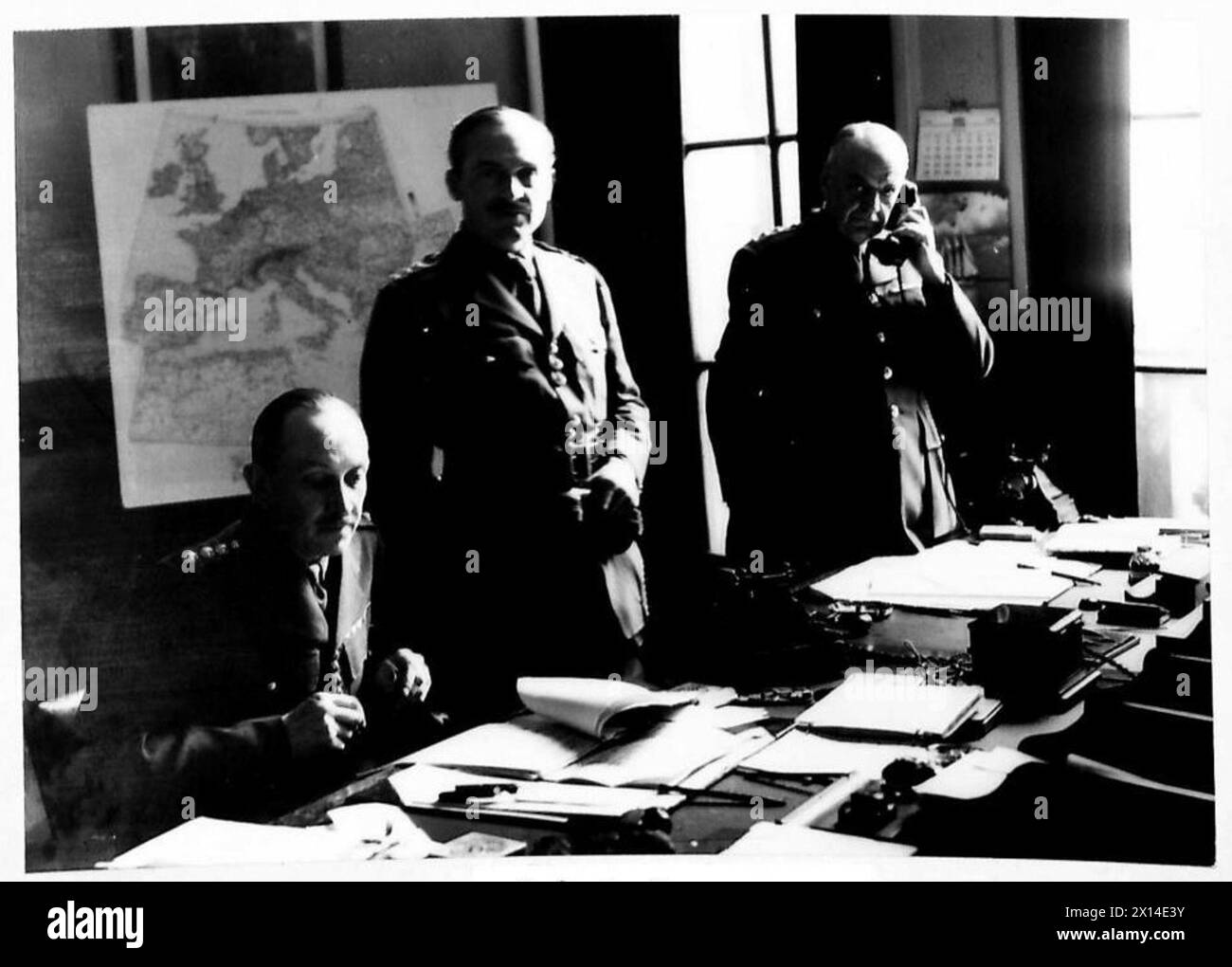 Adjutanten von General Sir John Dill, darunter die Kapitäne Macdonald Buchanan, Knutting und Pearce, sind abgebildet, die Aufgaben bei der britischen Armee wahrnehmen. Stockfoto