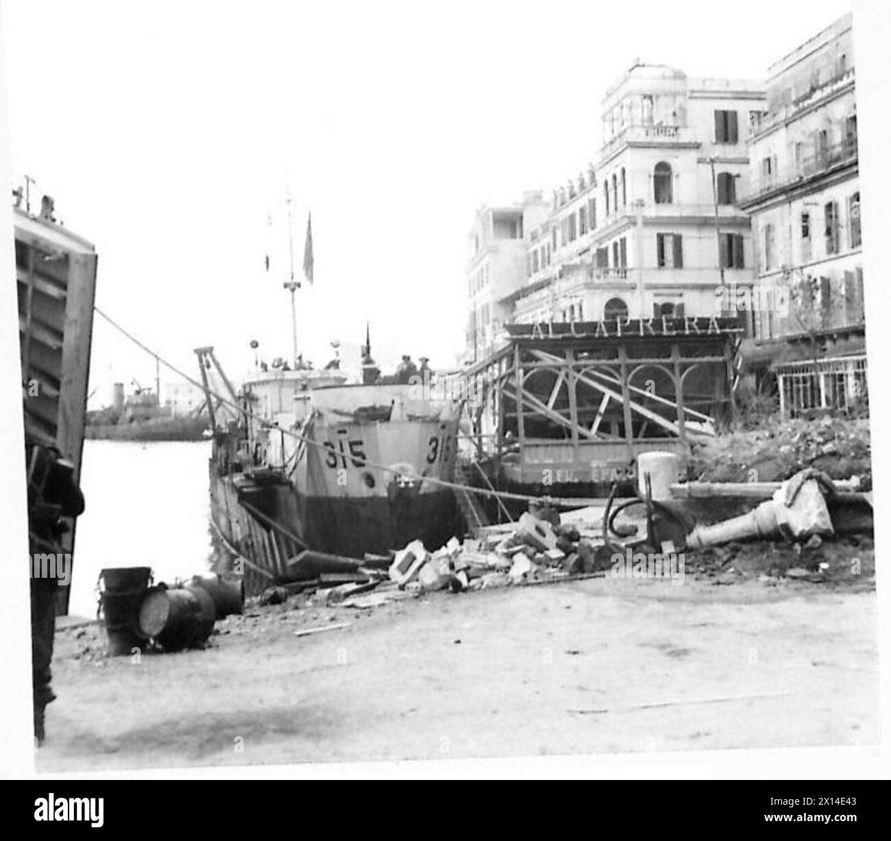 Die alliierten Truppen landen südlich von Rom im Hafen von Anzio, wobei eine Landing Craft Infantry (LCI) während der Operationen der britischen Armee im Hafen sichtbar ist. Stockfoto