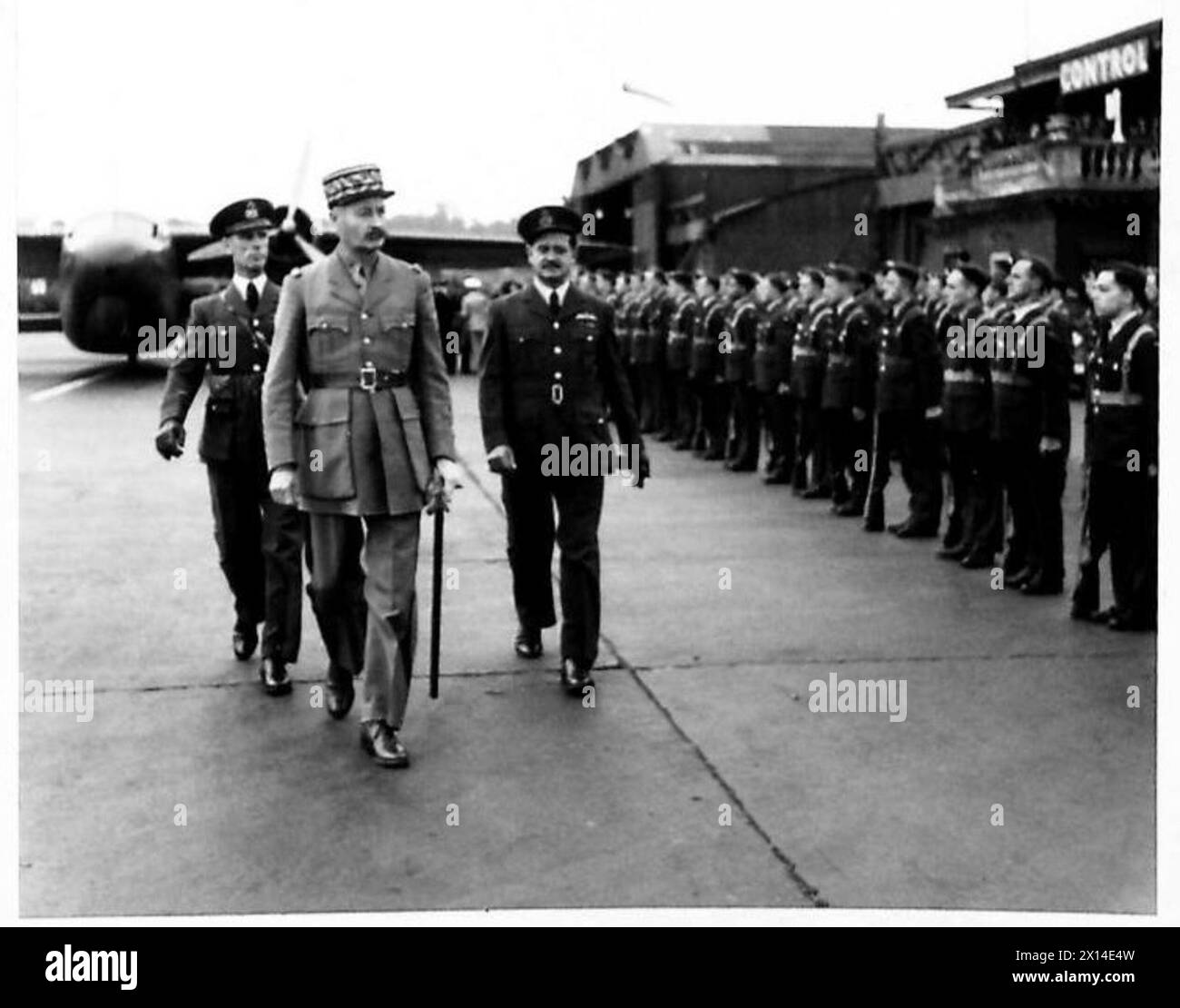 General Giraud inspiziert eine Royal Air Force Guard of Honour bei seiner Ankunft in England während der Operationen der britischen Armee. Stockfoto