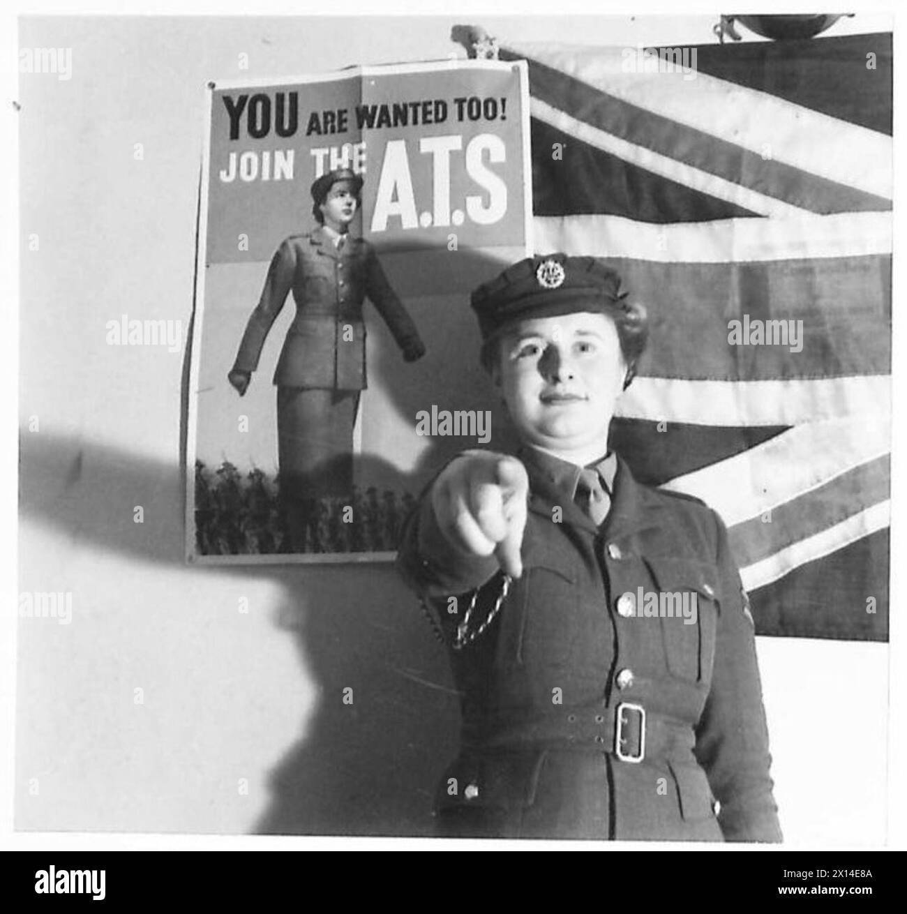 ATS Corporal Pat Cockrane bildet Rekruten und Assistent von Greenwood in Rekrutierungsverfahren, bei der Verwaltung von Bewerbungen und bei der Beratung in Manchester, British Army aus. Stockfoto