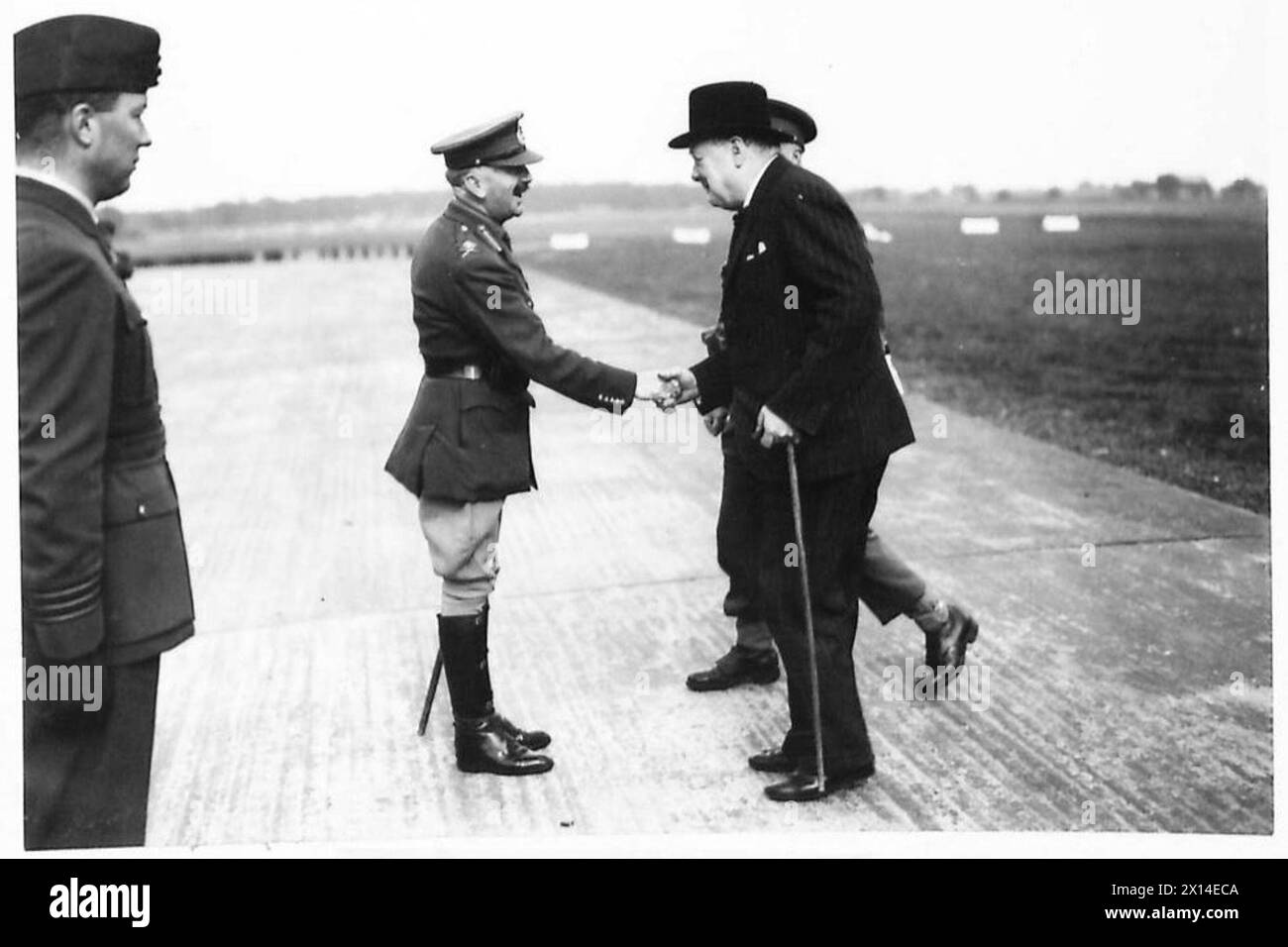 Premierminister Winston Churchill begrüßt General Beckwith-Smith bei der Ankunft an einem Flughafen während eines Besuchs bei der Verteidigung der britischen Armee. Stockfoto