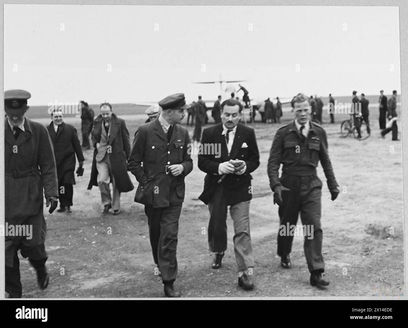 Das Meteor-Flugzeug wurde nach einem britischen Geschwindigkeitsrekord von Mr. Greenwood, E.J. Watts, und Testpilot Flight Lieutenant Nobby Clark diskutiert. Stockfoto
