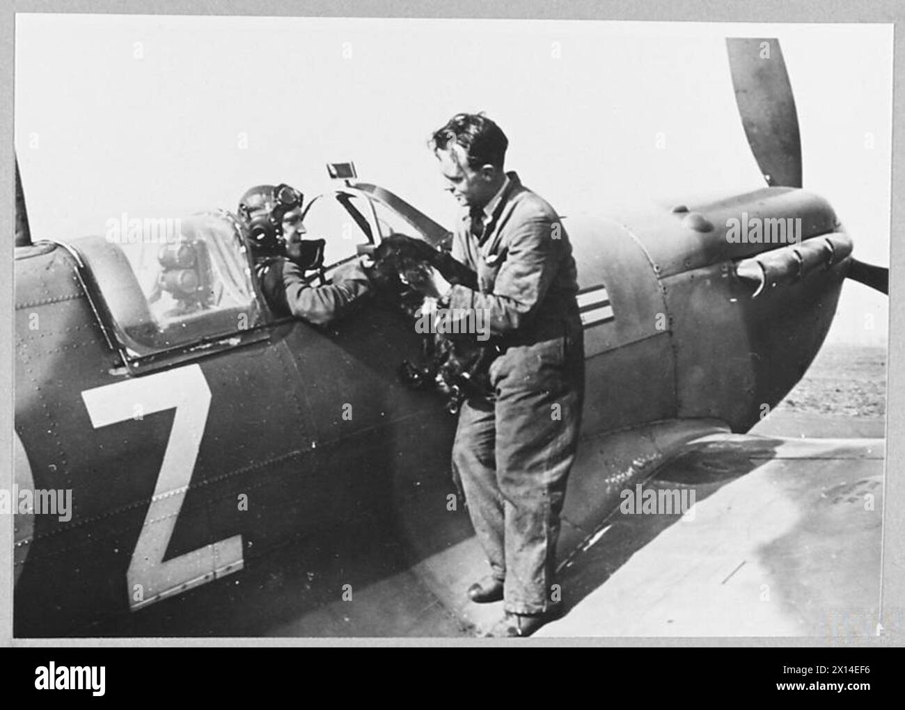 Foto eines Geschwaders des RAF Fighter Command, der sich von seinem Spaniel-Jungen verabschiedet und das tägliche Leben im Jahr 1944 darstellt. Stockfoto