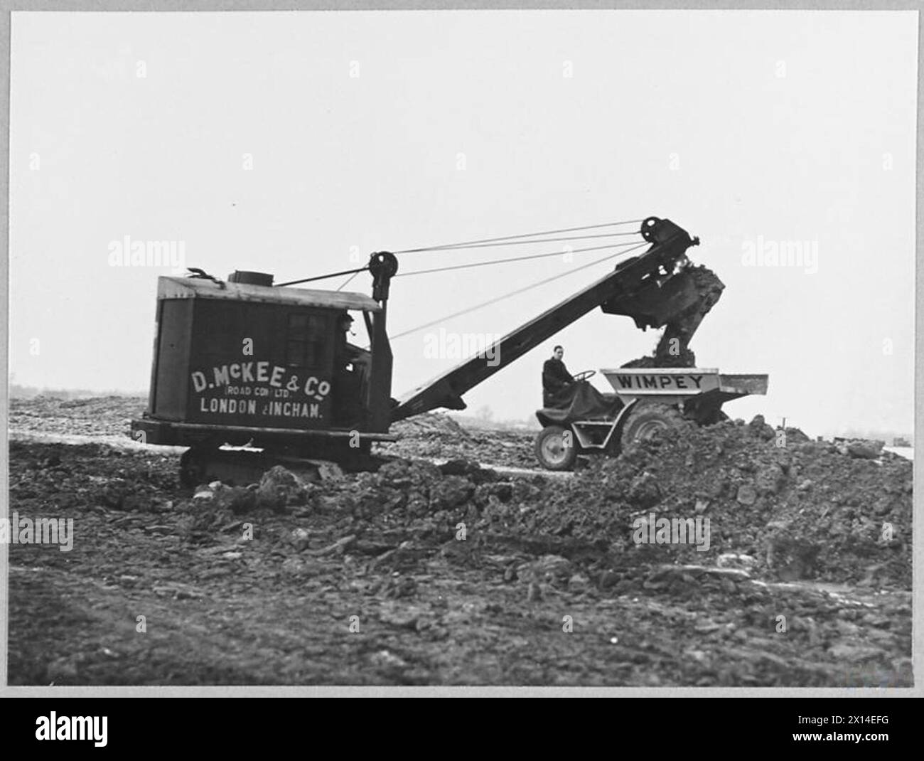 Foto mit Ruston Bucyrus Model 19 R.B.-Ausrüstung, die 1943 für den Bau von Flugplätzen, das Glätten und Entfernen von Erde vor der Betonverlegung unter dem Versorgungsministerium verwendet wurde. Stockfoto