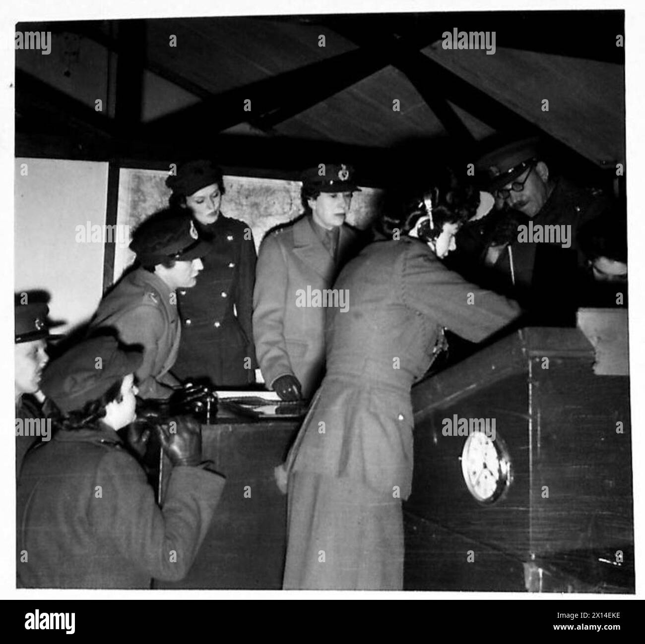 Die Prinzessin Royal besucht eine Flugabwehrbrigade und lässt sich die Einsatzpunkte im Suchscheinwerfer-Kontrollraum der British Army erklären. Stockfoto