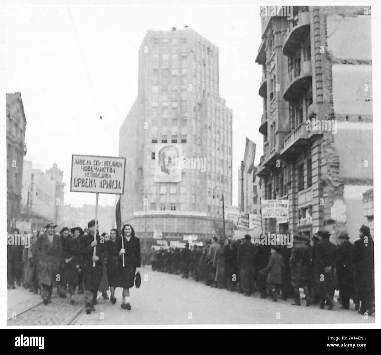 Das Foto zeigt eine Prozession zum Tag der Roten Armee in Belgrad mit Bannern, Fahnen und Porträts von Marschall Tito und Josef Stalin. Stockfoto