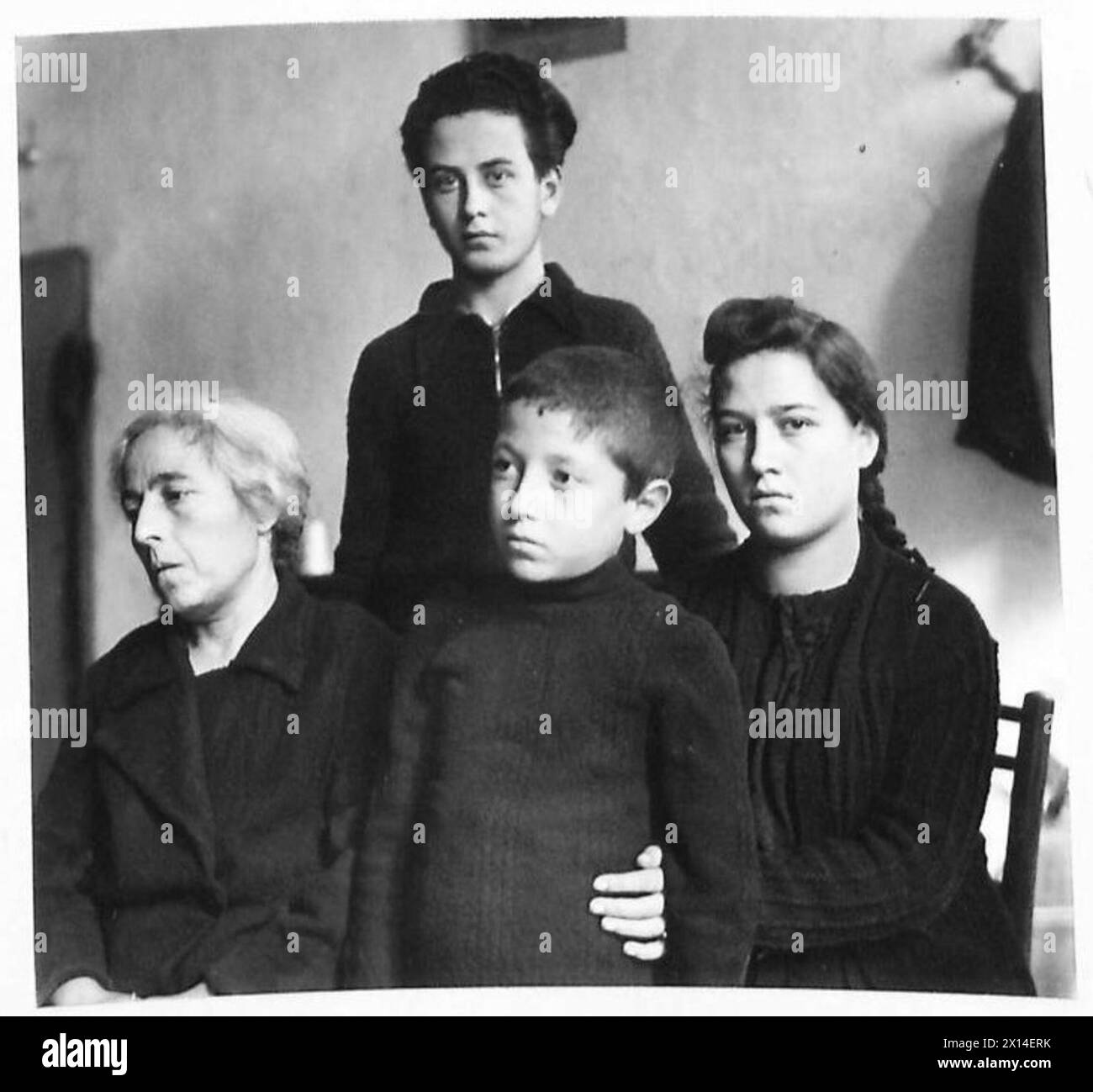 Eine Familie, Mrs. Salvatorelli und ihre Kinder, trauern in ihrem Haus in Guglionesi an der 8. Armeefront in Italien. Stockfoto