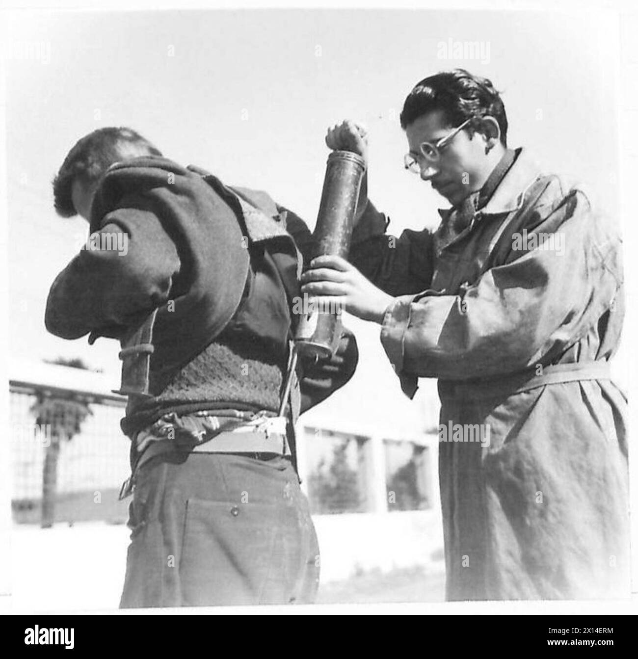 Flüchtlinge in Italien, die sich einer Entlausung unterziehen, die von Mitarbeitern der britischen Armee durchgeführt wird, um Läusebefall zu verhindern und die Hygienebedingungen zu verbessern. Stockfoto