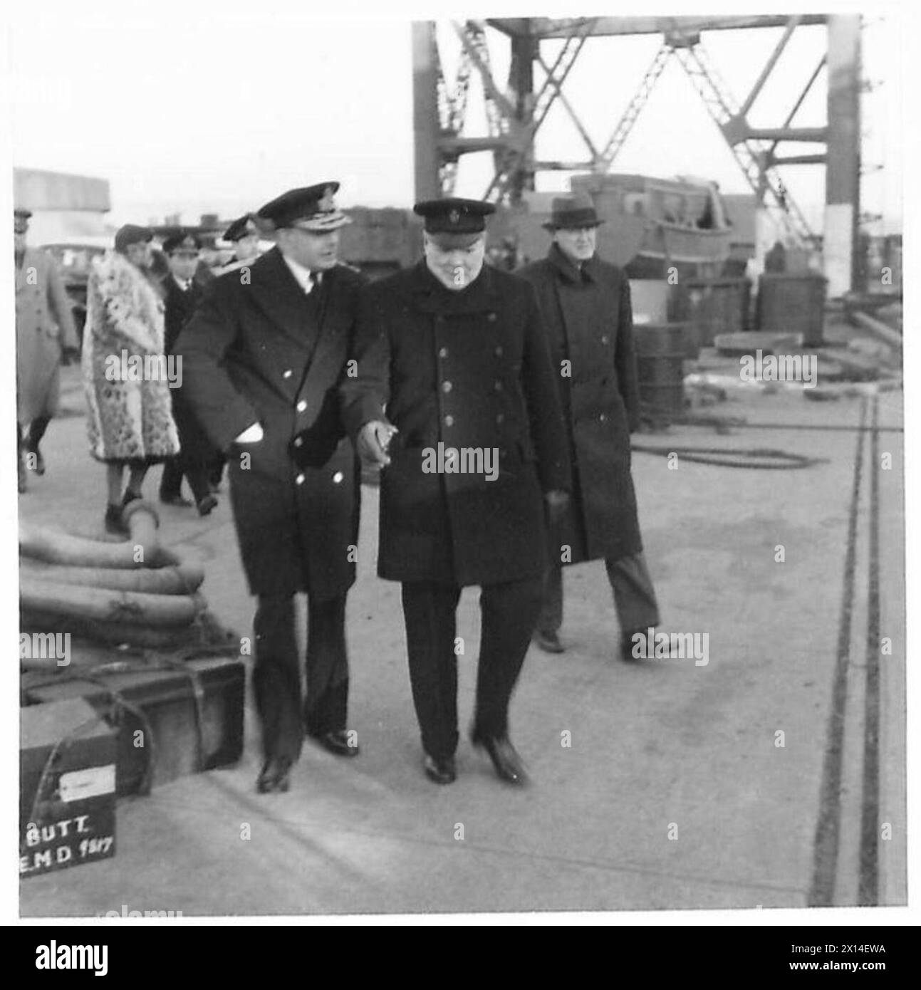 Winston Churchill wird von Harry Hopkins, dem Sondergesandten von Präsident Roosevelt, während einer offiziellen Tour durch Großbritannien begleitet. Stockfoto