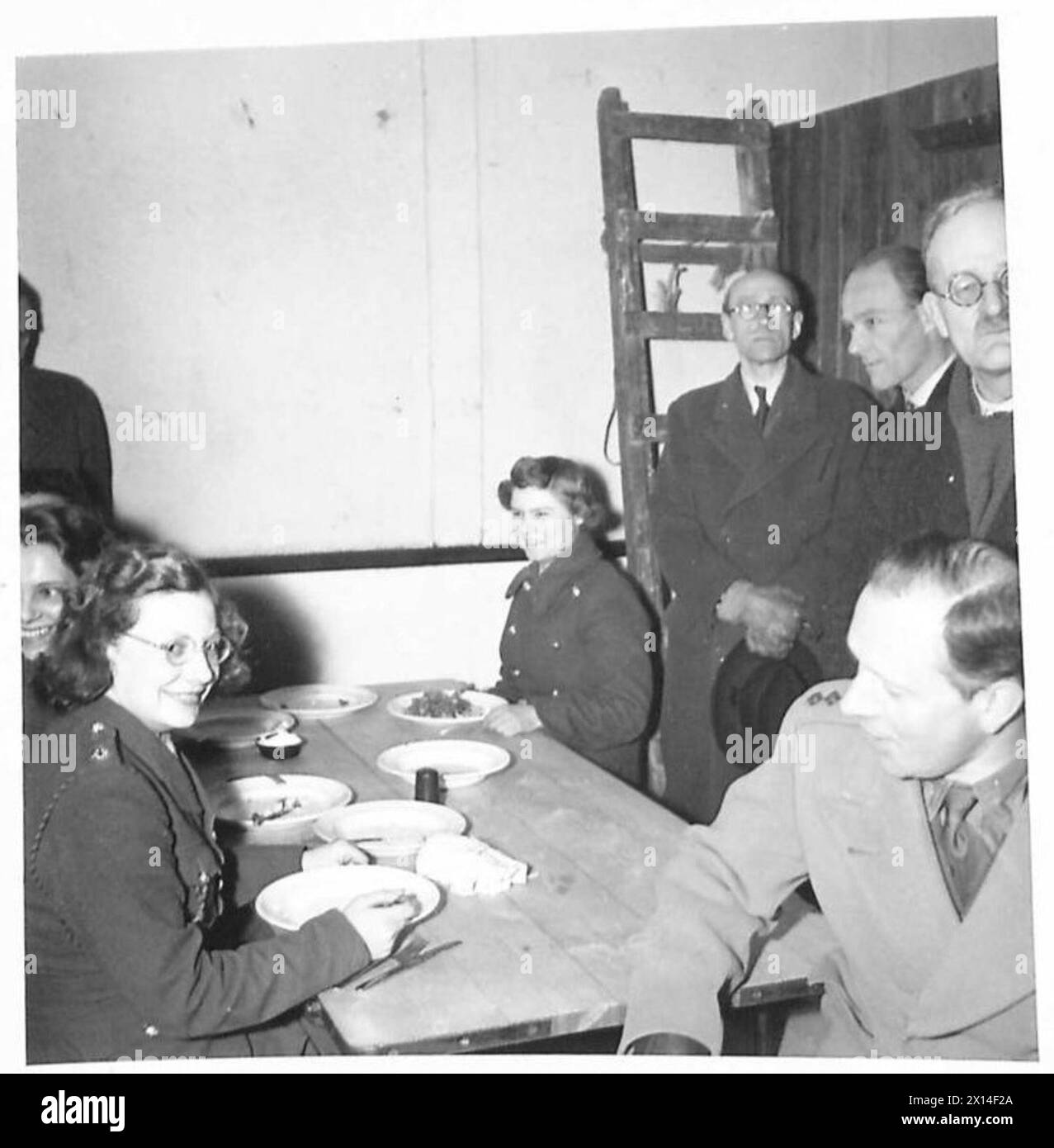 PARLAMENTSABGEORDNETE BESUCHEN AUSBILDUNGSZENTRUM - Ein Teil des Zentrums ist für ATS reserviert. MPS besuchte diese Hilfskräfte in ihrem Chaos und fand sie zufrieden mit ihren Mahlzeiten British Army Stockfoto