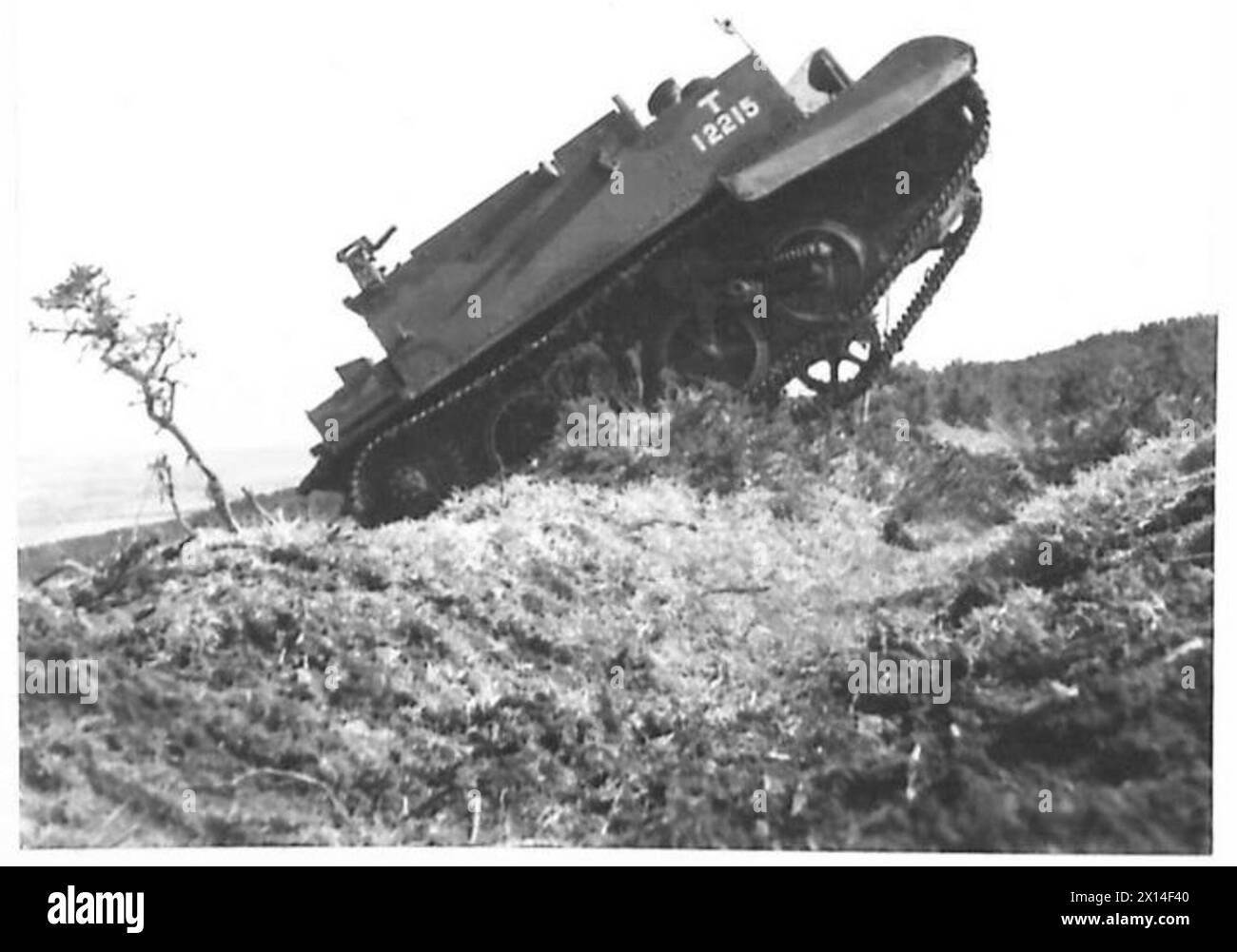 Ein Fahrer fährt einen Bren Carrier an seinem ersten Tag des Fahrzeugtrainings bei der British Army über Hindernisse. Stockfoto