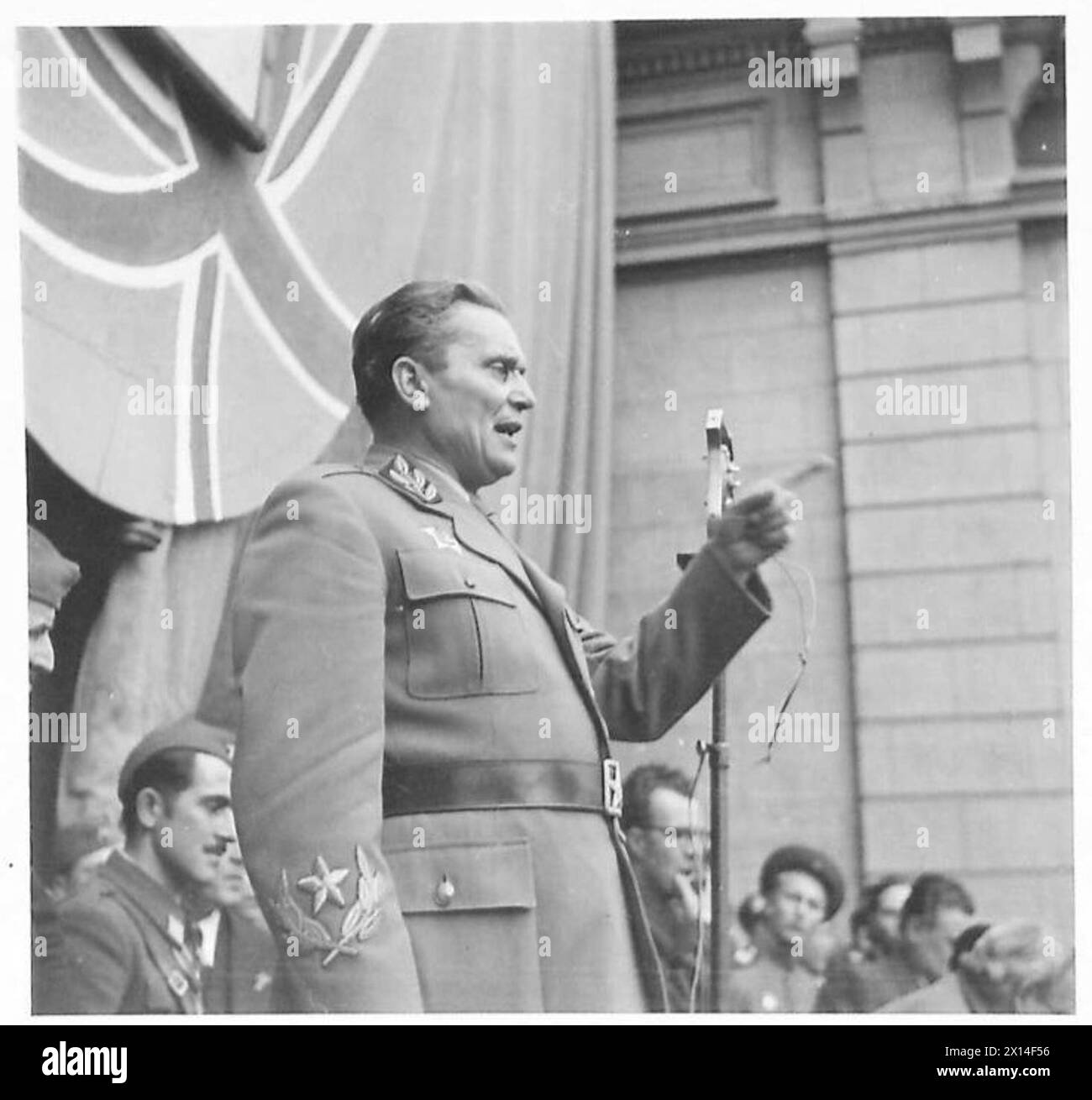 Marschall Tito spricht während der Feierlichkeiten am 27. März in Jugoslawien vom Balkon des Nationaltheaters in Belgrad aus. Stockfoto