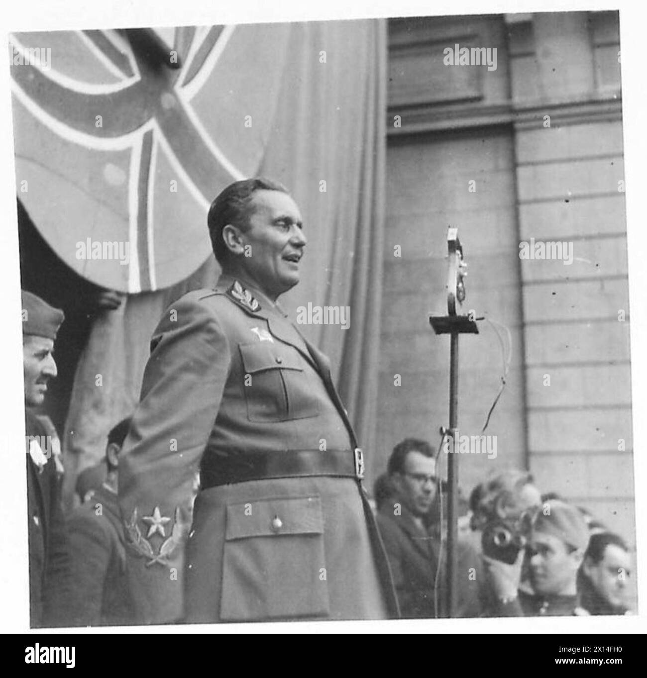 Marschall Tito spricht die Belgrader Bevölkerung vom Balkon des Nationaltheaters während der Feier am 27. März an. Stockfoto