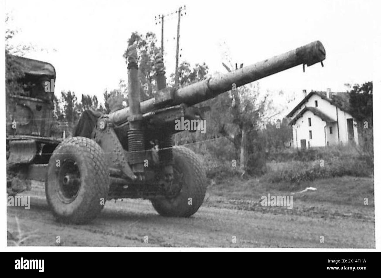 DIE BRITISCHE ARMEE IM TUNESIENFELDZUG, NOVEMBER 1942–MAI 1943 – Eine 5,5-Zoll-Kanone, die auf der Straße nach Bou Arada unterwegs ist. Die Schlacht von Bou Arada. Ein von den Deutschen gehaltener Beobachtungsposten war als „Two Tree“ Hill bekannt, da auf seinem höchsten Punkt zwei Bäume wuchsen. Am Abend des 10. Januar näherte sich eine Patrouille deutscher Panzer, die etwa 15 Mann stark waren, und erreichte den Stadtrand von Bou Arada, wurde aber zurückgetrieben. Die Beobachtung ergab, dass eine starke Streitmacht von Infanterie und Panzern sieben Meter groß war Stockfoto
