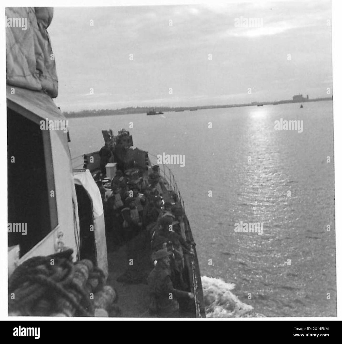 Truppen der britischen Armee sind an Bord eines Zerstörers, der an einer kombinierten Operation auf See teilnimmt. Stockfoto