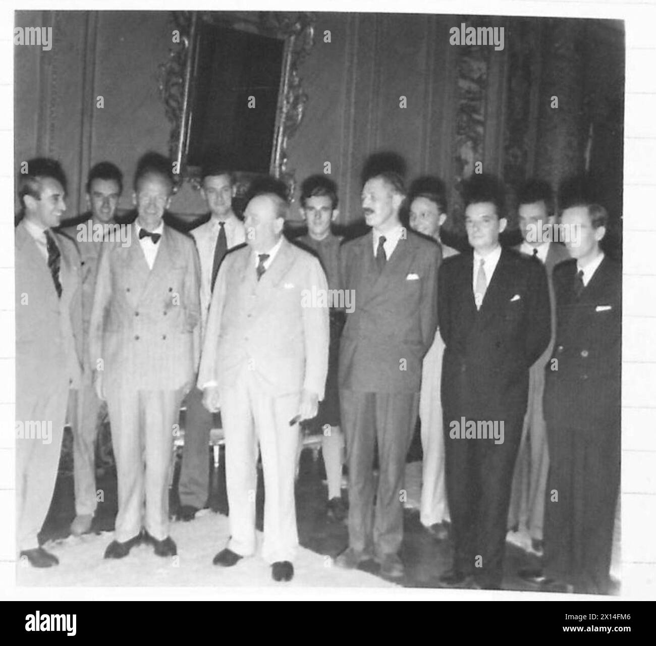 Premierminister Winston Churchill trifft während diplomatischer Engagements im Zweiten Weltkrieg auf Mitglieder der italienischen Regierung, darunter die britischen Beamten Lord Moyne und Sir Noel Charles Stockfoto