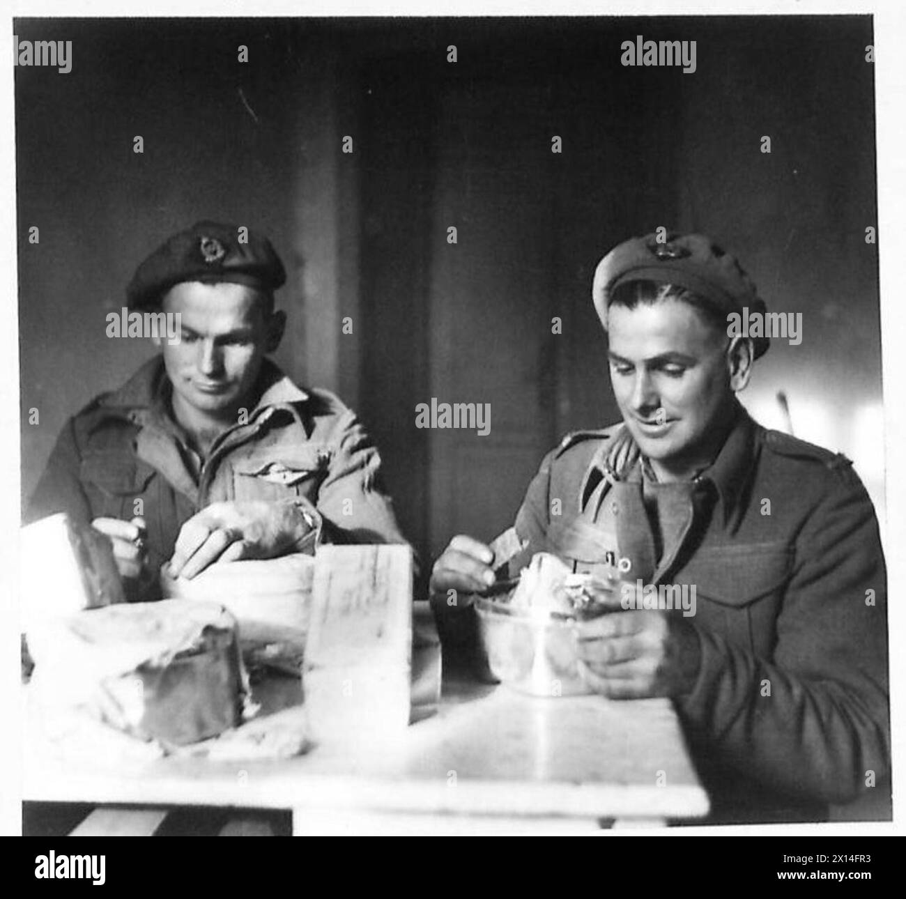 Zwei Brüder, L/CPL. R.C. Voice und J.D. Voice aus Gore, Southland, Neuseeland, von der 8. Armee, lesen ihre Weihnachtspost an einem ruhigen Ort. Stockfoto