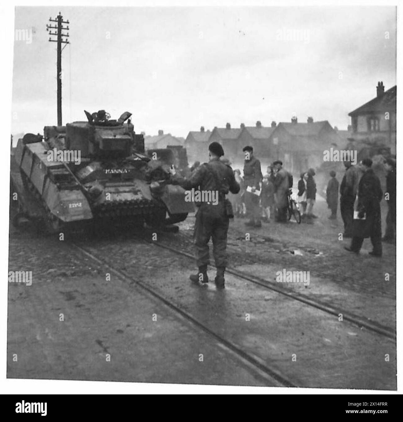 Ein Panzer der britischen Armee fährt eine Rampe von einem Eisenbahnwaggon herunter, als Teil militärischer Transport- und Bewegungssteuerungsoperationen. Stockfoto