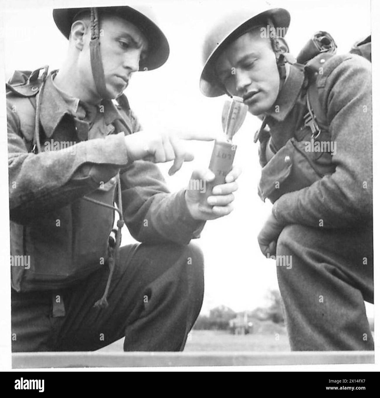 Ein tschechischer Offizier und NCO untersuchen eine 2-Zoll-Mörserbombe während der Trainingsübungen Stockfoto