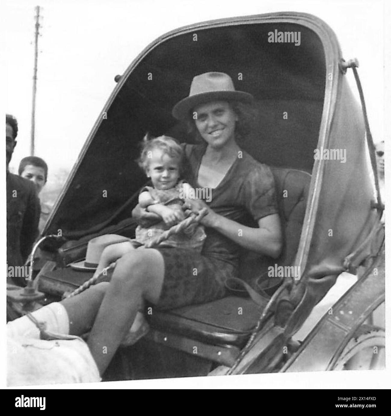 Zivilisten kehren nach der Besetzung durch die britische Armee nach Catania zurück und zeigen Straßen, Häuser und lokales Leben, das unter militärischer Aufsicht wieder aufgenommen wird. Stockfoto