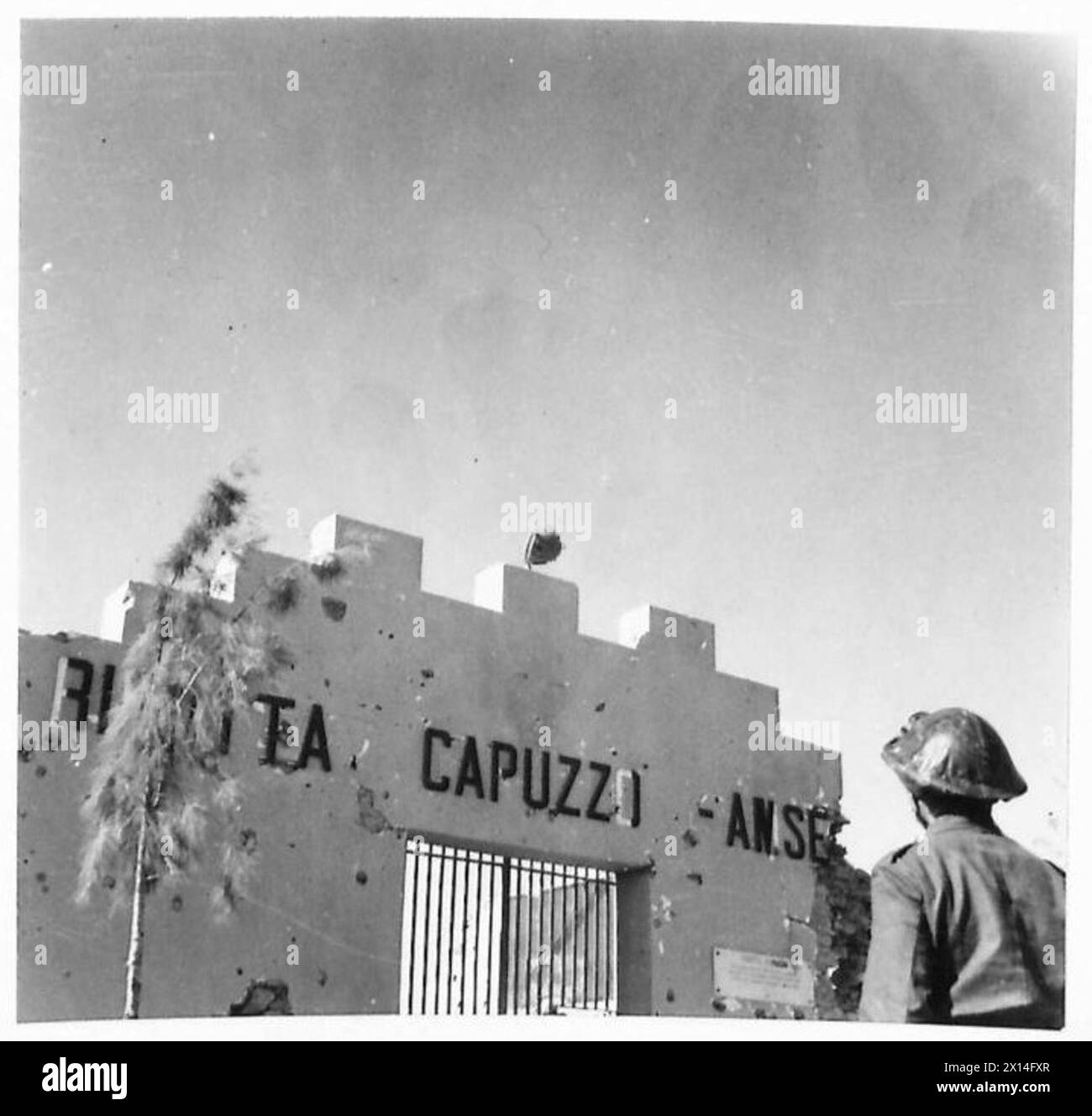 Fotografien aus Fort Capuzzo in der Westwüste dokumentieren die Schäden, die durch Artillerieschuss verursacht wurden, und veranschaulichen die Auswirkungen des Kampfes während des Zweiten Weltkriegs Stockfoto