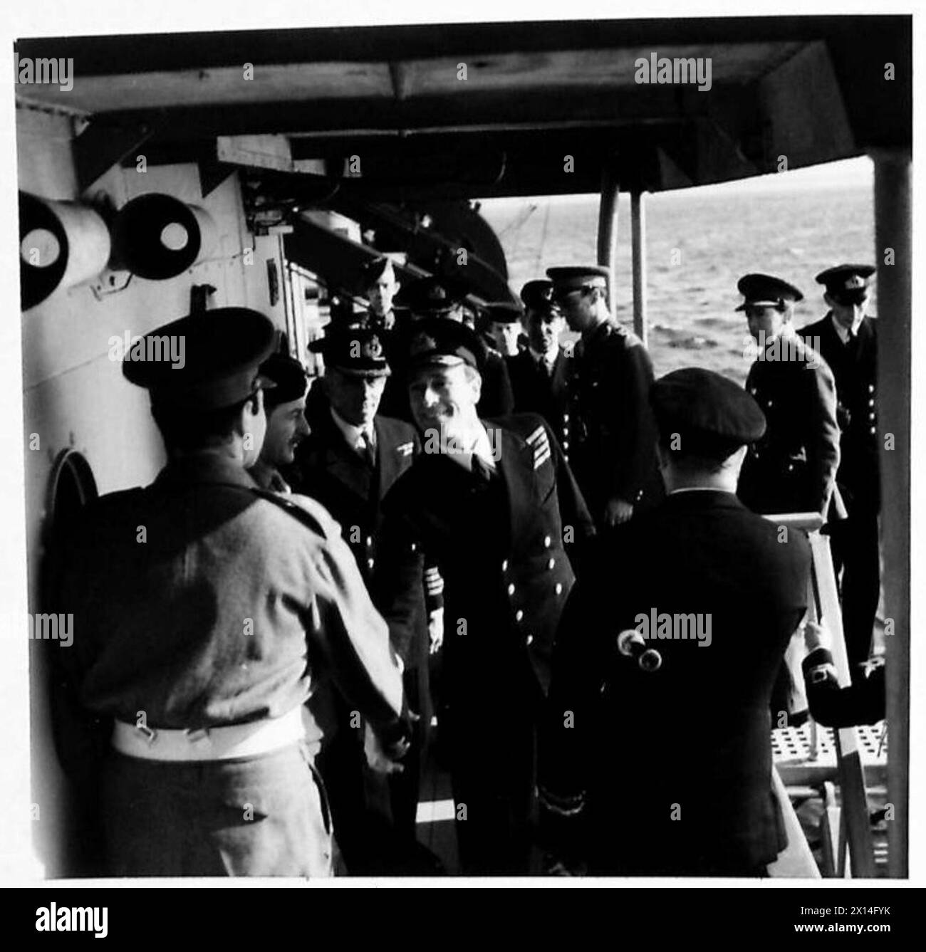 Lord Louis Mountbatten, DSO, CCO, besucht Kommandoeinheit Nr. 6 und begrüßt Colonel Trevor vor einer Militäroperation. Der Besuch beleuchtet die Interaktion und Koordinierung der Führung innerhalb der britischen Armee. Stockfoto