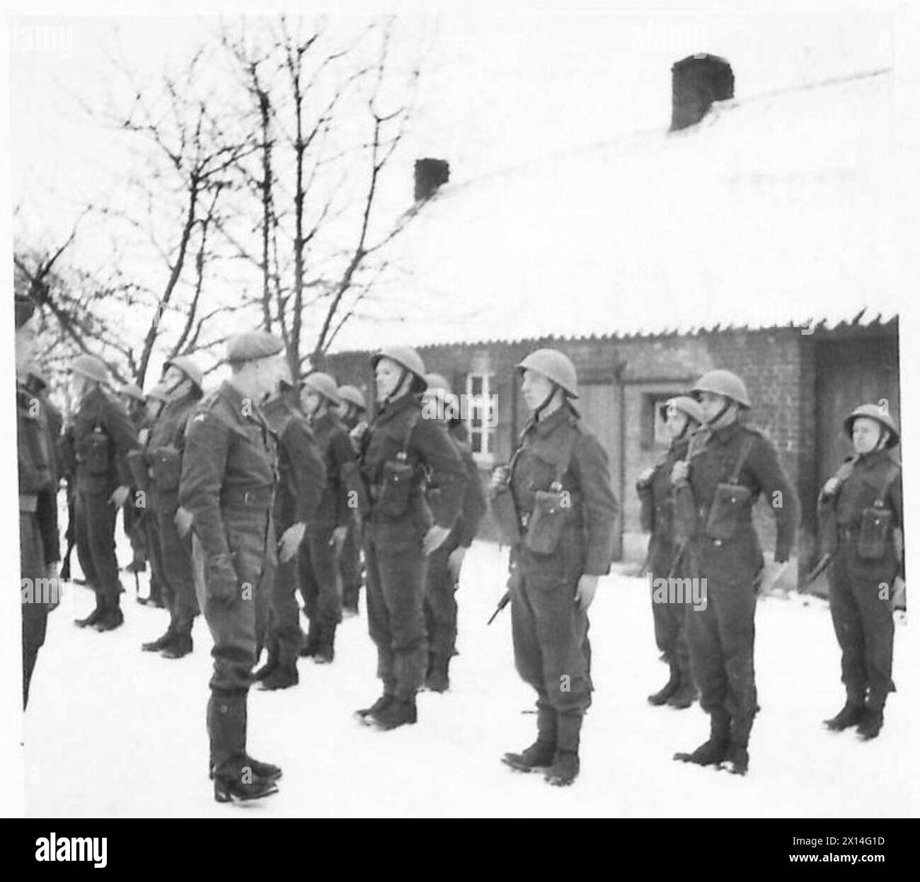 Generalleutnant E.H. Barker, GOC des 8. Korps, inspiziert eine Kompanie niederländischer Soldaten, die unter der 185. Brigade der britischen Armee, 21. Armeegruppe, dienen. Stockfoto