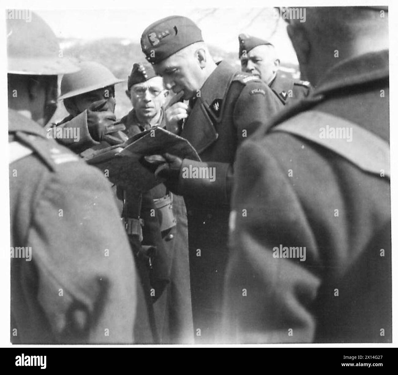 General Kazimierz Sosnkowski von der polnischen Armee zeigt die Position eines Offiziers der 2. Brigade, 3. Karpaten-Gewehre-Division, wobei Oberkaplan Józef Gawlina vom 28. Bis 29. März 1944 in Carovilli beobachtete. Stockfoto