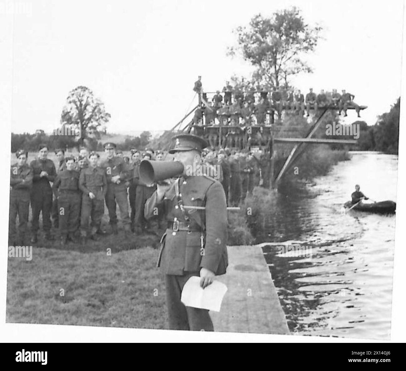 Die RSM unterrichte die Teilnehmer mit einem Megaphon während einer kombinierten Trainings- und Unterhaltungseinheit in der British Army. Stockfoto
